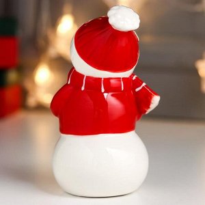 Сувенир керамика "Снеговик в красной куртке, шапке и шарфе" 13,9х7,4х8 см