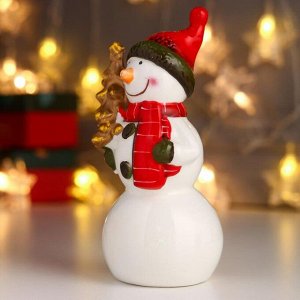 Сувенир керамика "Снеговик, вязанная красная шапка и шарф, золотая ёлочка" 14,2х6х6 см