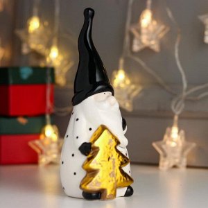 Сувенир керамика "Дед Мороз, белый кафтан, чёрный колпак, золотая ёлочка" 17,5х6,5х7 см