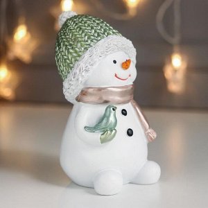 Сувенир полистоун "Снеговичок в зелёной шапке, с птенчиком" 14х9х8 см