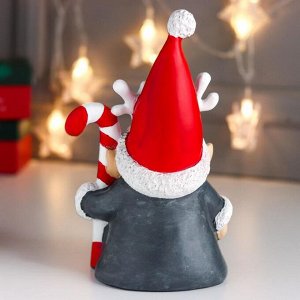 Сувенир полистоун "Дед Мороз в колпаке с рогами оленя, с конфетой" 21,5х10х13,5 см