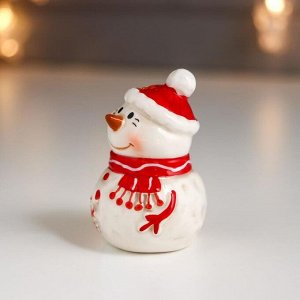Сувенир керамика "Снеговичок красный колпак, шарф, с красной снежинкой" мини 7,2х4,9х4,9 см   653270