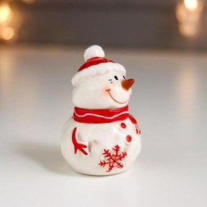 Сувенир керамика "Снеговичок красный колпак, шарф, с красной снежинкой" мини 7,2х4,9х4,9 см   653270
