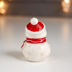 Сувенир керамика "Снеговичок красный колпак, шарф, с красной снежинкой" мини 7,2х4,9х4,9 см 653270