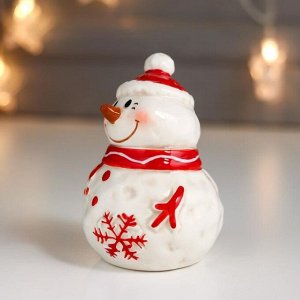 Сувенир керамика "Снеговичок красный колпак, шарф, с красной снежинкой" 9,8х6,9х6,9 см