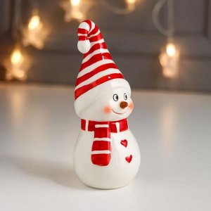 Сувенир керамика "Снеговик-улыбка, полосатый колпак и шарф, пуговки сердечко" 14,6х6х6 см