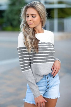 Серо-белый полосатый вязаный свитер