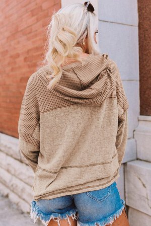 Бежевое вязаное худи-пуловер с V-образным вырезом на шнуровке