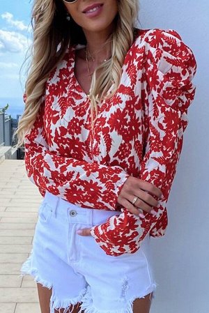 Красно-белая блуза с пышными рукавами и красным цветочным принтом