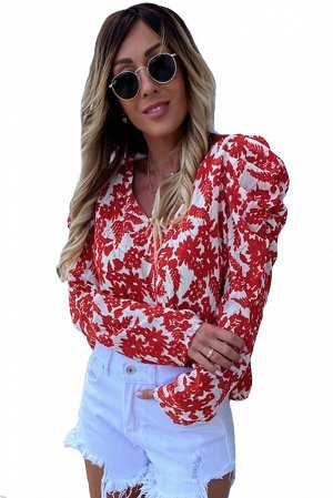 Красно-белая блуза с пышными рукавами и красным цветочным принтом