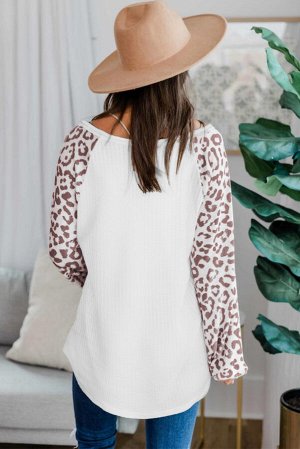 Белая блуза оверсайз с коричневым леопардовым принтом