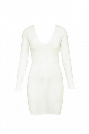Белое обтягивающее платье в рубчик с открытыми плечами