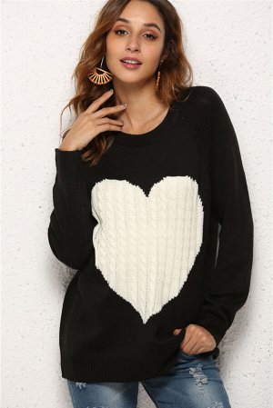 Черный свитер с белой вставкой в форме сердца