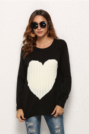 Черный свитер с белой вставкой в форме сердца