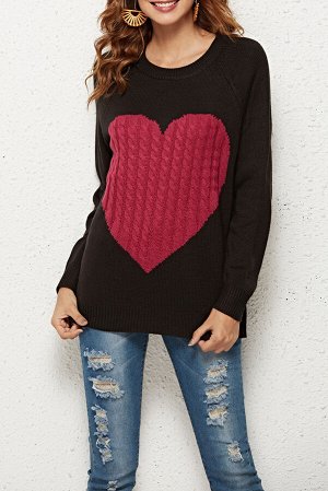 Черный свитер с красной вставкой в форме сердца