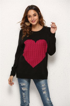 Черный свитер с красной вставкой в форме сердца