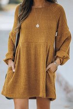 Светло-коричневое вязанное платье в рубчик с карманами