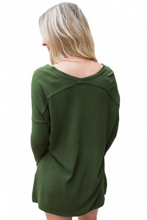 Зеленый свитер с V-образным вырезом и небольшими боковыми разрезами