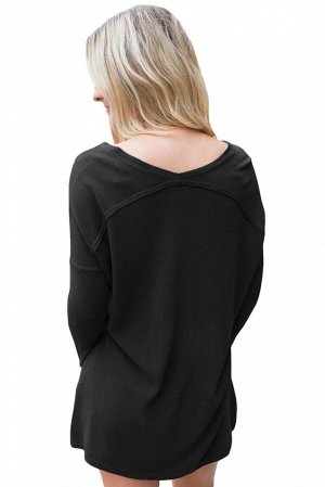 Черный свитер с V-образным вырезом и небольшими разрезами по бокам
