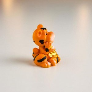Сувенир полистоун "Маленький тигр с золотыми монетками" МИКС 4х2,5х2,5 см