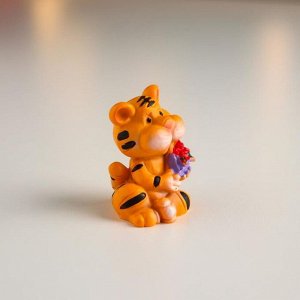 Сувенир полистоун "Маленький тигр с цветами" МИКС 4х3х3 см