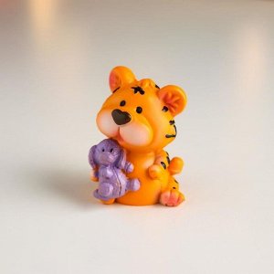 Сувенир полистоун "Тигруша-лялька с мягкой игрушкой" МИКС 6,6х4,5х4,5 см