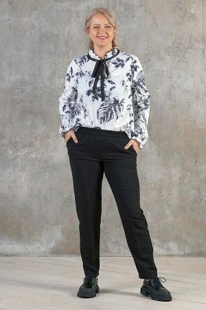 Блуза Красивая блуза из эластичной блузочной ткани. Расцветка чёрные цветы на белом. Ворот декорирован рюшей и завязкой. Рукава длинные 64 см. Низ прямой. ДИ в 48 р 66 см, в 50-52 р 67 см, в 54-56 р 6