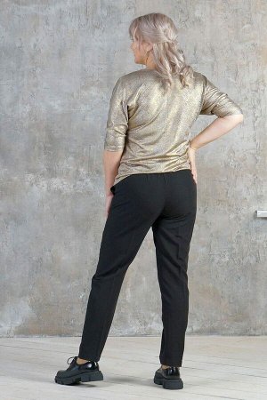 Блуза Красивая блуза свободного силуэта. Выполнена из трикотажного полотна с золотом. Расцветка золотой. Круглый вырез горловины. Рукава 3/4 длина 45 см. Без подклада. ДИ в 48-50 р 67 см, в 52-54 р 69