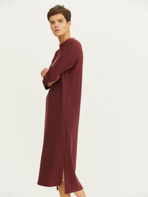 Платье бордовое длины миди с рукавами 3/4 и разрезами по бокам