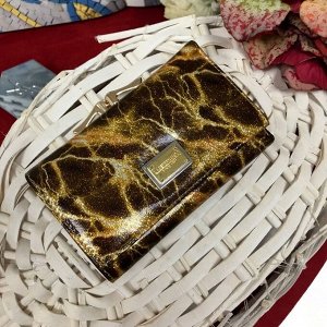 Элегантный кошелек Allure_Somuch из натуральной лаковой кожи с золотистыми разводами.