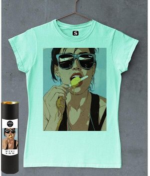 Женская футболка для девушки девушка в очках с мороженым, цвет ментол