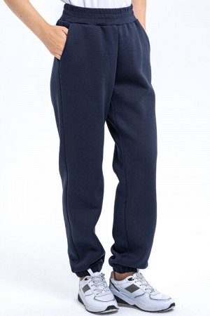 Брюки Стильные брюки с карманами из хлопкового футера 3-х нитки с начесом. Эластичный пояс из кашкорсе. По низу брюк цельнокроенные манжеты с эластичной тесьмой внутри. Рост модели на фото 170см.
Цвет