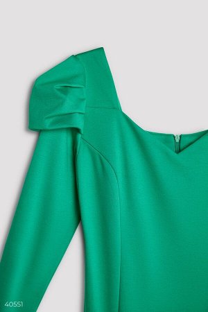 Зеленое платье со стилизованными рукавами