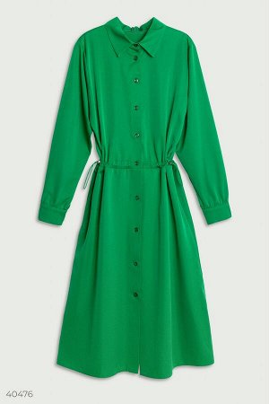 Зеленое платье с затяжками в поясе
