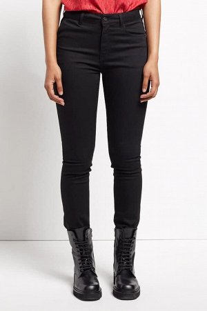 Брюки Узкие джинсы-стрейч с асимметричными карманами по бокам и двумя накладными карманами сзади. Лаконичная модель отлично сочетается с рубашками, широкими топами, объёмными свитерами и классическими