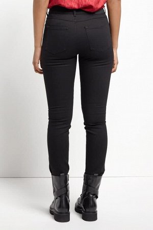 Брюки Узкие джинсы-стрейч с асимметричными карманами по бокам и двумя накладными карманами сзади. Лаконичная модель отлично сочетается с рубашками, широкими топами, объёмными свитерами и классическими
