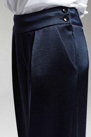 брюки Широкие брюки со стрелками из ткани с эффектом атласа, благодаря которому образ получается эффектным даже в сочетании с лаконичным топом из хлопка. Стильная модель на скрытой молнии и пуговицах 