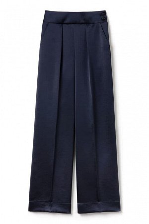 брюки Широкие брюки со стрелками из ткани с эффектом атласа, благодаря которому образ получается эффектным даже в сочетании с лаконичным топом из хлопка. Стильная модель на скрытой молнии и пуговицах 