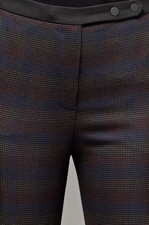 брюки Прямые узкие брюки со стрелками из ткани с жаккардовым клетчатым принтом с градиентом, созданным с помощью точек. Высокая линия талии подчеркнута черным поясом на кнопках Модель с итальянскими к