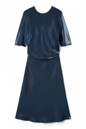 Платье Изящное платье из атласной мерцающей ткани с рукавами три четверти и легким слегка расклешенным подолом. Эффектная модель с узлом, который можно носить спереди или сзади.

Ткань: 78% Вискоза 22