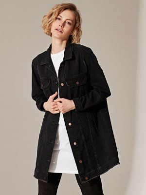 Женская джинсовая куртка MODEST с карманами и воротником-стойкой