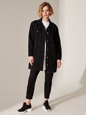 Женская джинсовая куртка MODEST с карманами и воротником-стойкой