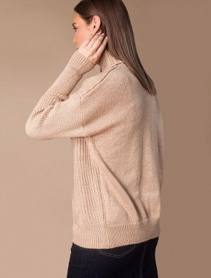 Теплый свитер с узорной взякой из пряжи с добавлением атласной нити.