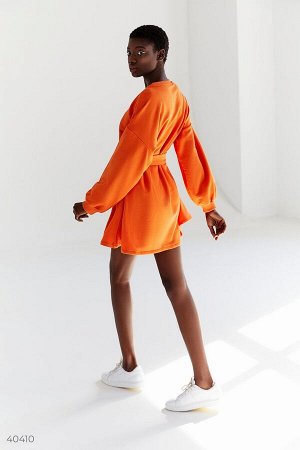 Оранжевое платье с поясом