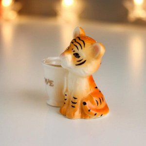 Сувенир керамика подставка д/зубочисток "Рыжий тигрёнок с кружкой" 7х7х3,8 см