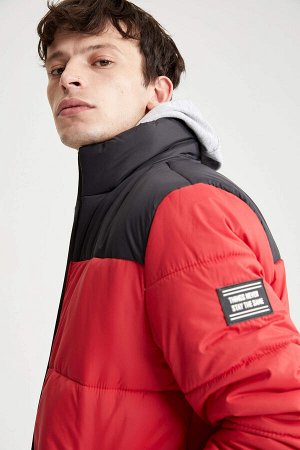 Мужская куртка-пуховик стандартного кроя с воротником-стойкой на флисовой подкладке с теплоизоляцией Warmtech водонепроницаемая ветрозащитная куртка с цветными блоками