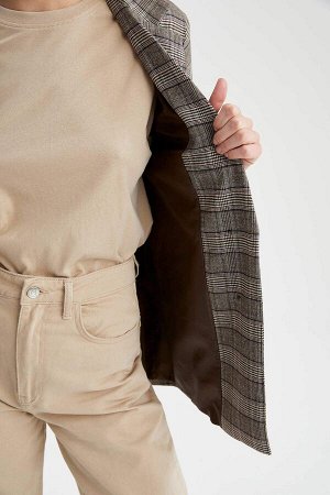 Пиджак классического кроя с длинными рукавами и клетчатыми закрытыми карманами