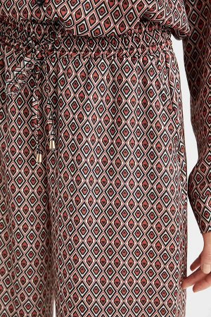 Широкие атласные брюки палаццо стандартного кроя с геометрическим рисунком