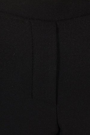 Брюки Ткань: анжелика флис (костюмная ткань)
Состав: полиэстер 95%, эластан 5%
Сезон: Осень, Весна
Цвет: чёрный
Год: 2021
Страна: Россия
Стильные укороченные брюки, зауженные книзу, с заниженной линие