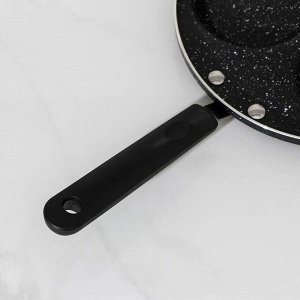Сковорода для оладий «Трио», d=22 см, пластиковая ручка, цвет чёрный